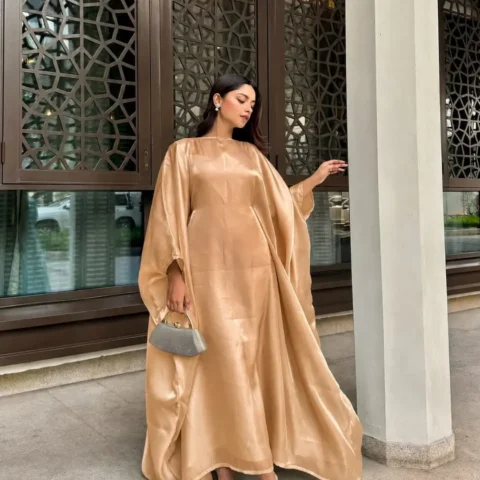 Woman wearing luxury Arabic kaftan in shisha silk with waist belt