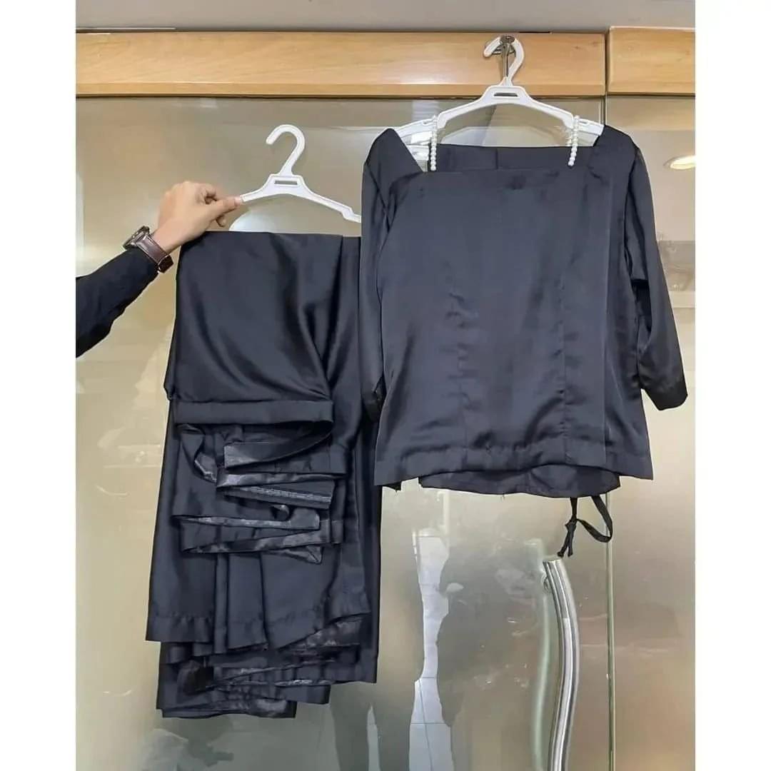 Completely Stitched Saree with Pearls Neck & Belt - Image 4